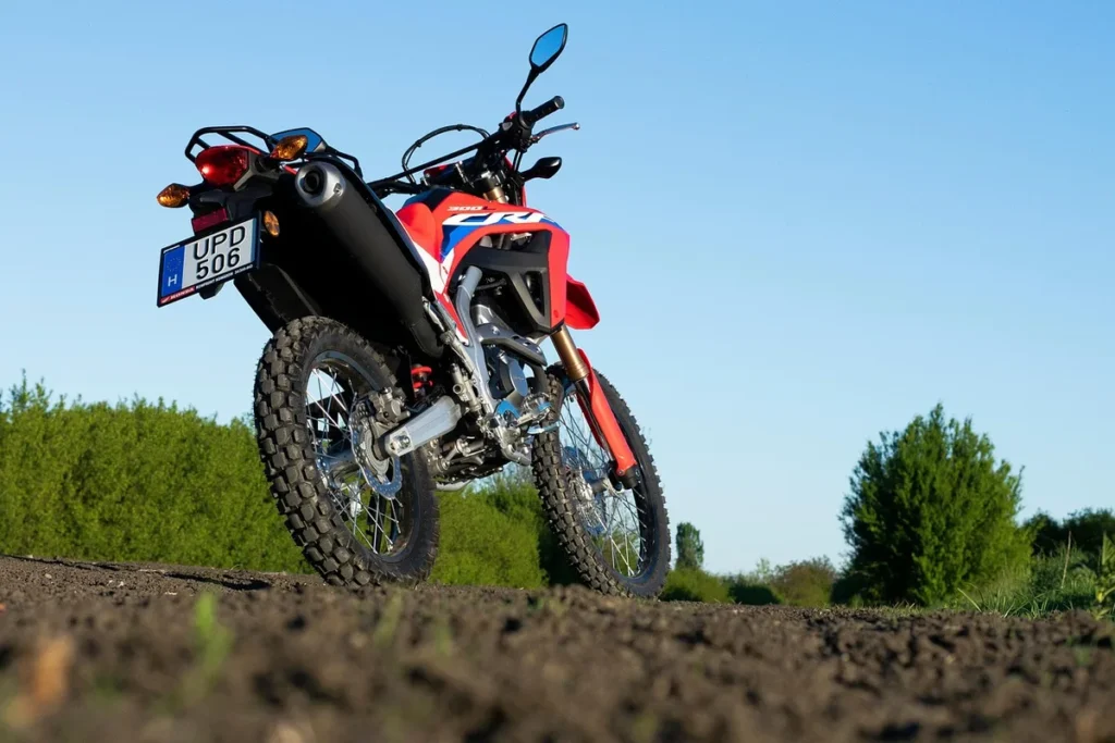 Roulento Rally motards en rassemblement sur une route sinueuse
